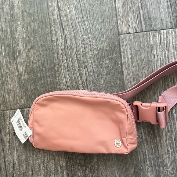Pink lululemon belt bag NWT never used - Picture 3 of 3